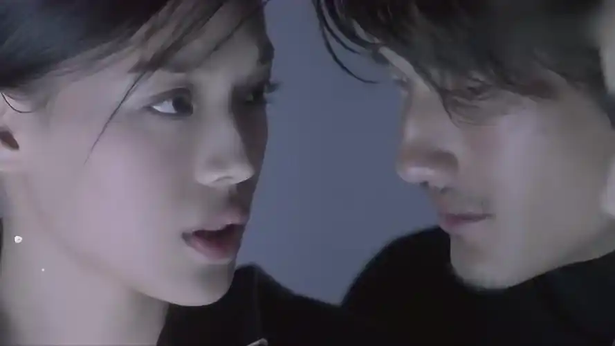 绝色神偷白骨帮助美女打开防盗门蜘蛛留在那里白骨不怀好意