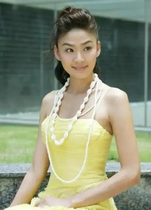 洪小铃20集的电视剧换了22副耳环剧中造型放到现在也不过时