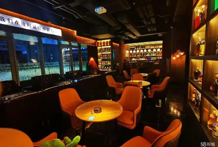 【7图】转让万科3088街区3楼230平,精装小酒馆,稳定客源,乌鲁木齐新市