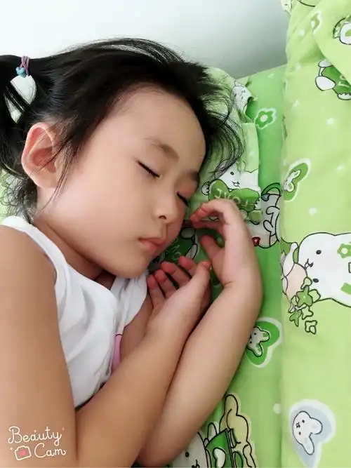 午休时间宝贝们的睡姿各种各样