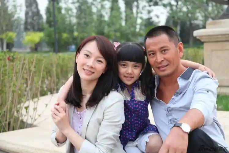 王亚楠陈数幸福的三口之家