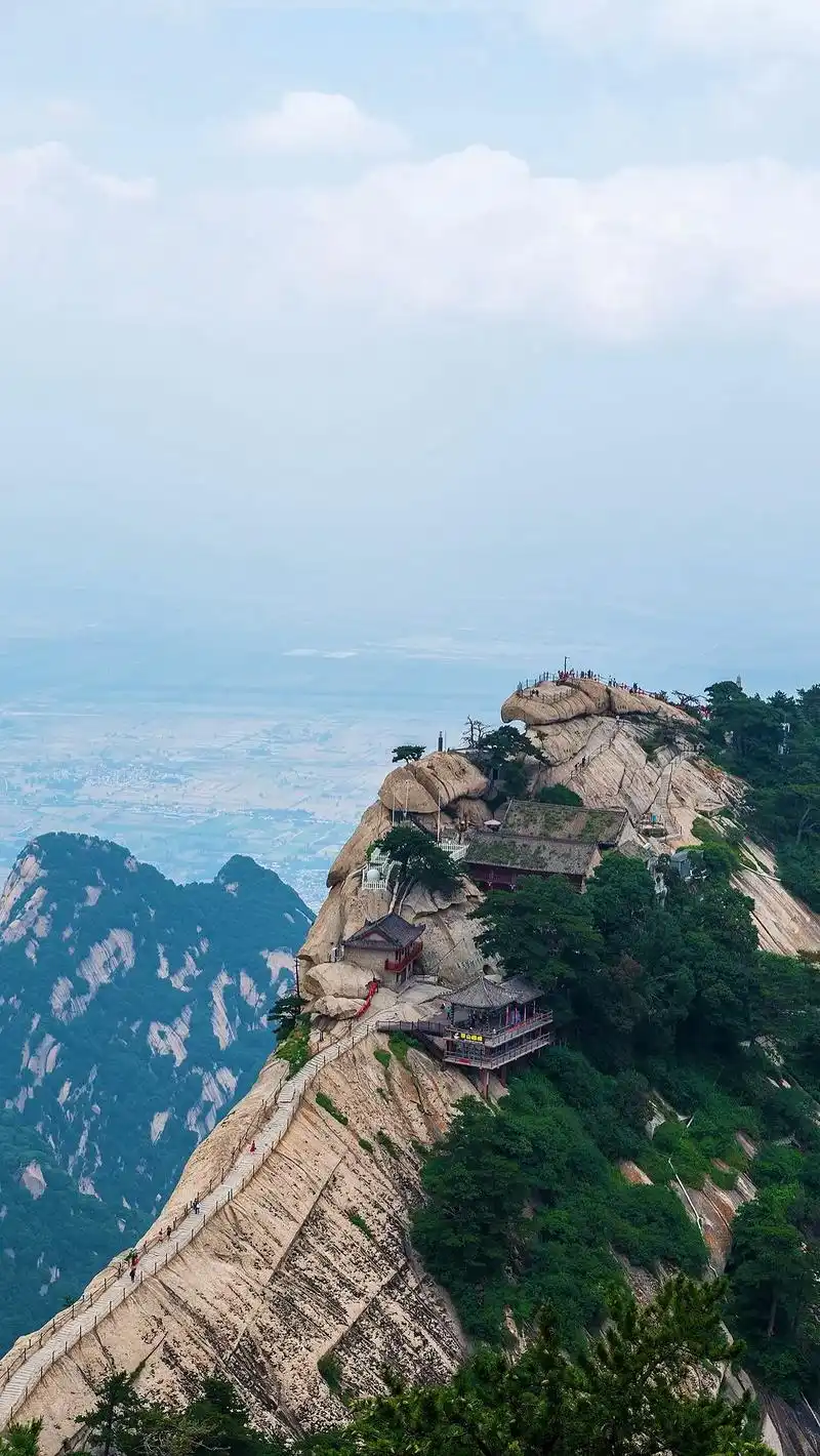 天下第一险山"--华山 华山居五岳海拔最高之,素有"奇险天下第一山"