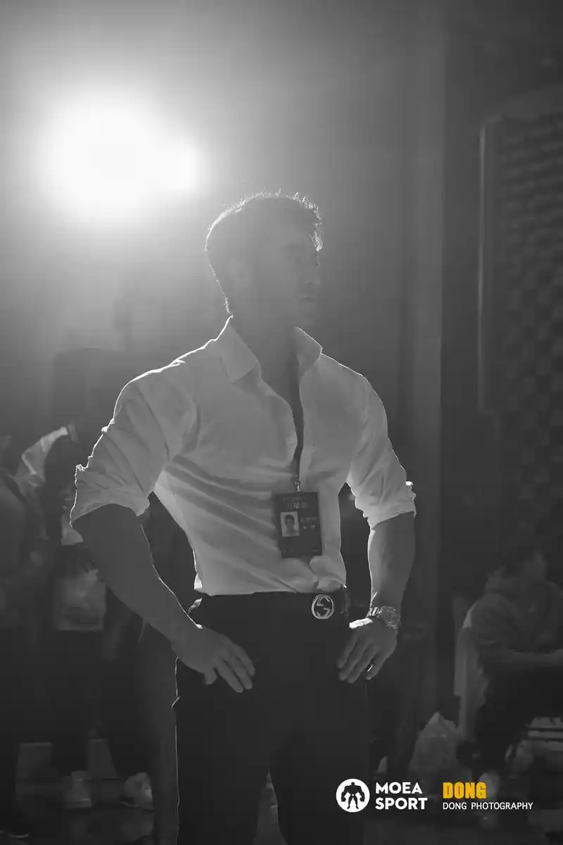 抓到一枚32岁的老男人.#正装杀 #葱哥jake #埃姆特运 - 抖音