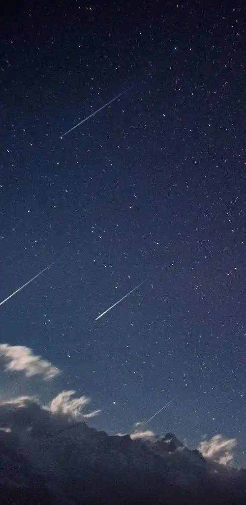 是因为它璀璨在黑夜里,也许,人的一生,必须如星空般孤单,才会如此灿烂