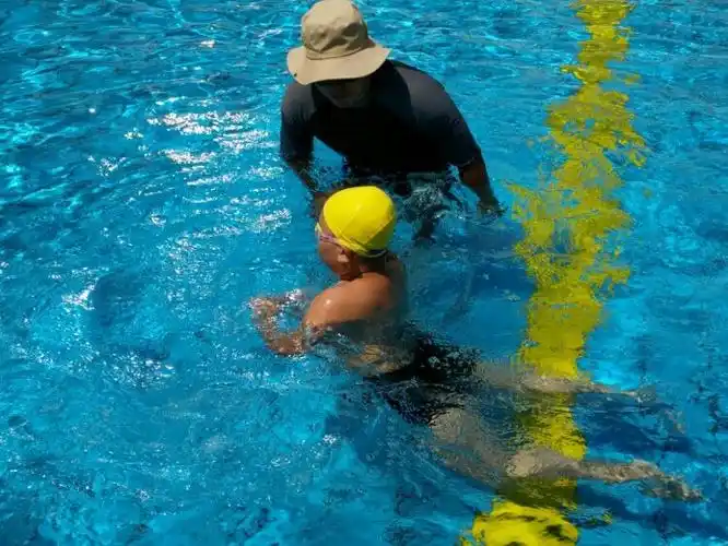 决定减点掉重量 首先决定去游泳 其次骑单车 最后练练羽毛球