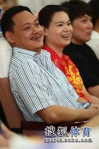 图文:中国举重协会代表大会 占旭刚笑脸