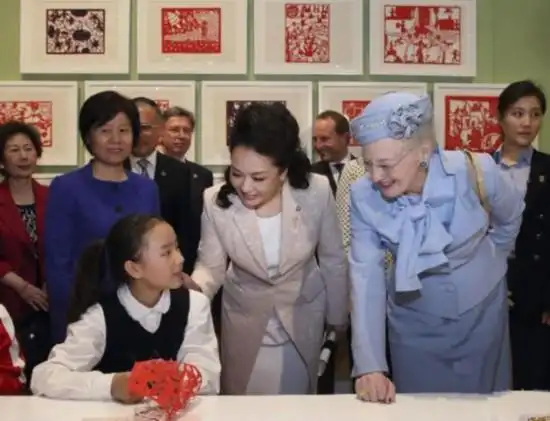 彭丽媛最美瞬间 史上最全第一夫人成长之路见证华丽蜕变_中国国情