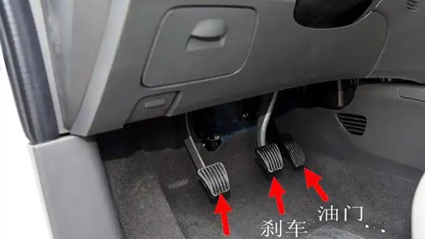 汽车还是手动挡汽车都要使用右脚刹车,千万不要使用右脚油门左脚刹车