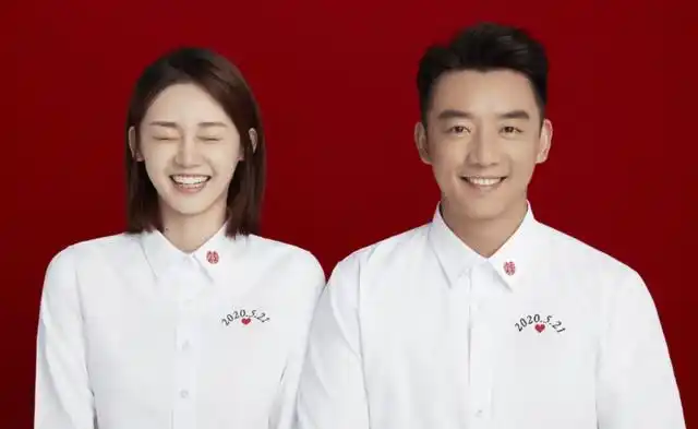 一个结婚证的照片,被二人刷成了九宫格.