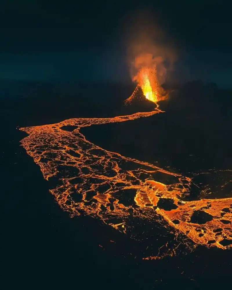 最炙热的火,最寒冷的水,冰岛火山爆发时的红,白,黑交融,让我们看到了