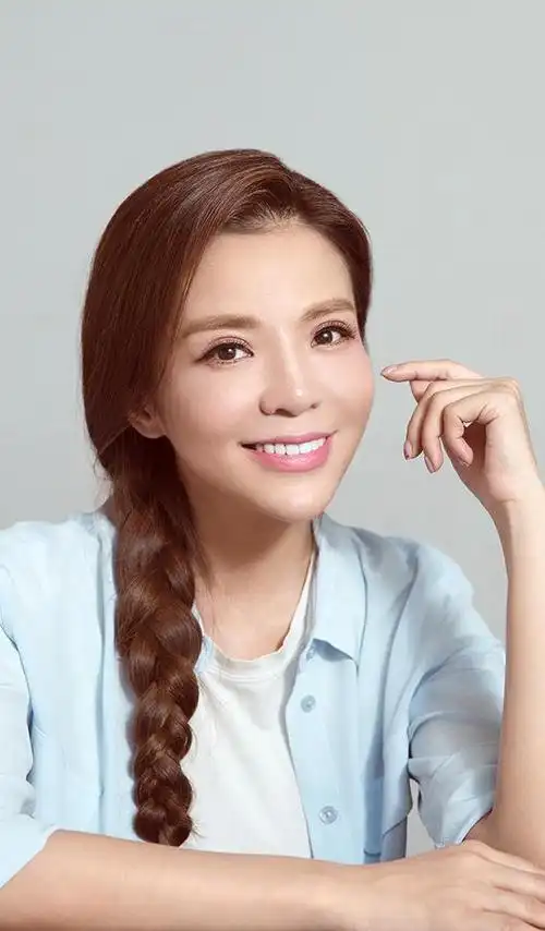 央视主持人朱迅,尼格买提被曝为罢免嫌疑人,两人反应都很快