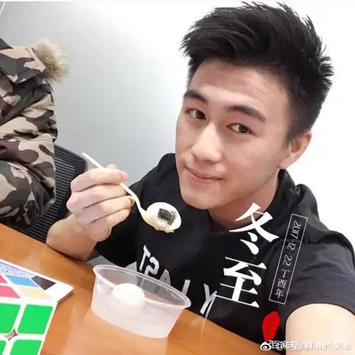 何猷君:何猷君向女友示爱,竟然做出这种举动?