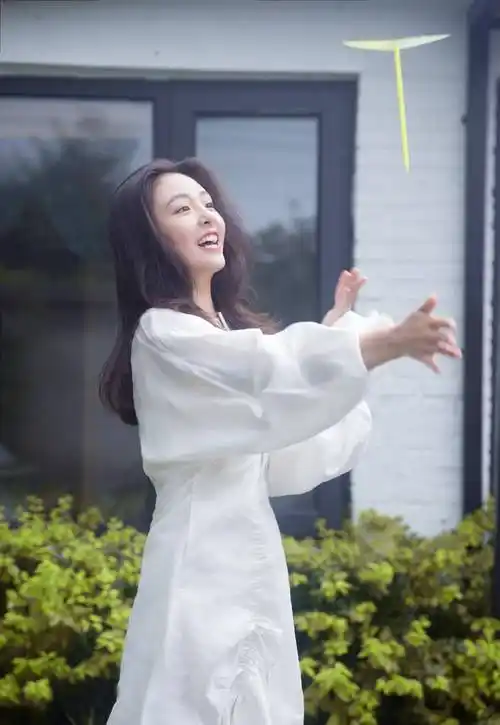 她是活泼泼辣的棠雪更是温柔甜美的吴倩衣品好到令人惊艳