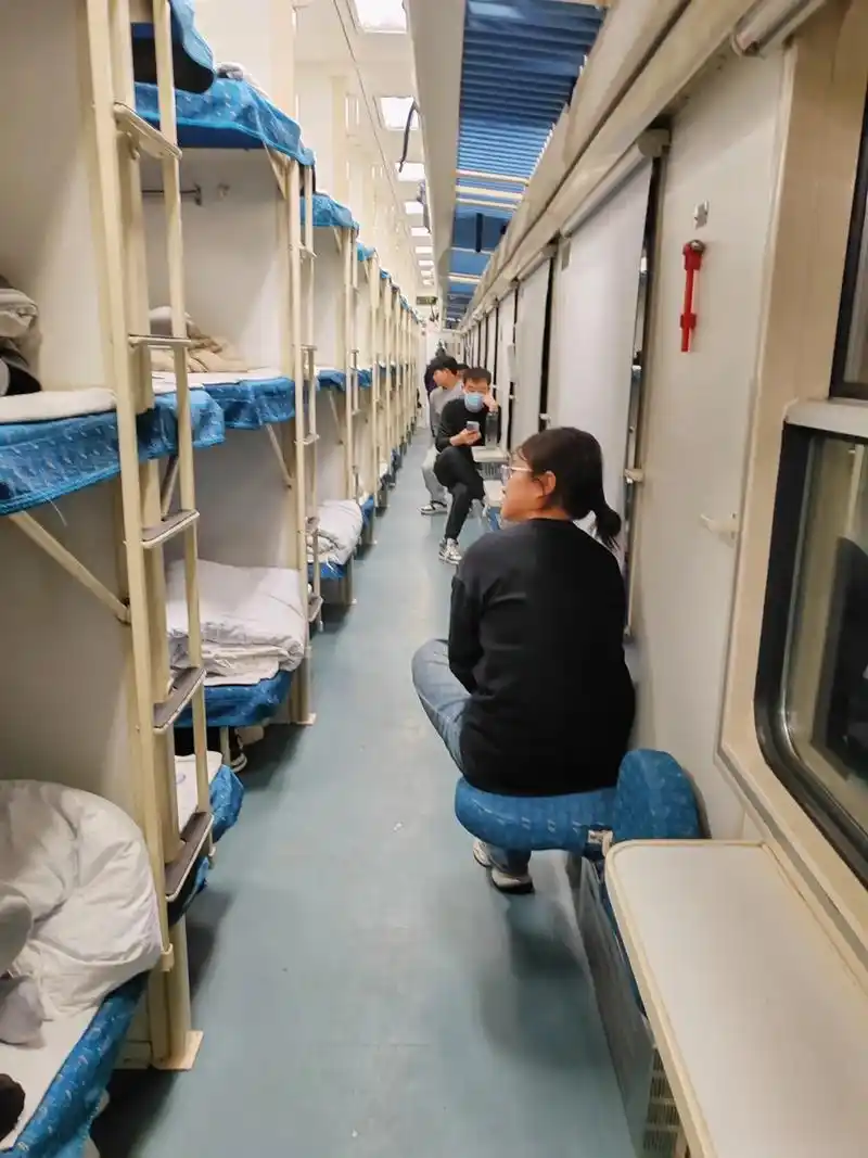 特快火车上的卧铺.第一次坐硬卧,原来是这么回事,感觉有点儿憋 - 抖音