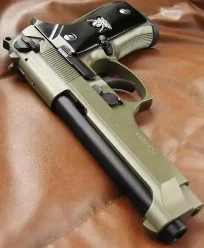 主武器,一般来说士兵们配备的都是m16a2以及m4自动突击步枪, 从美国