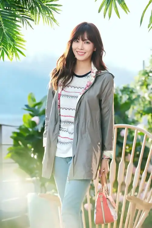 p>金素妍 i>(         ) /i>,1980年11月2日出生于韩国首尔,韩国女