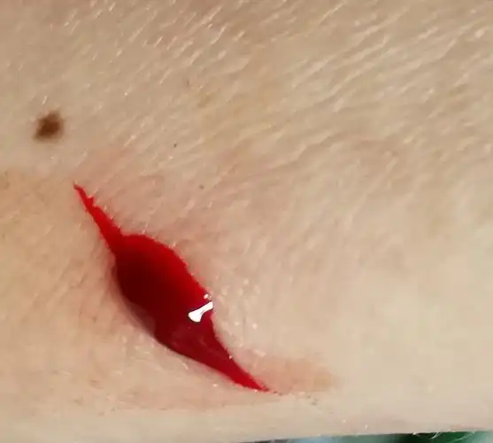 阿凡偷偷收好了刀片,胡乱的擦去血,越一滴一滴的落下,阿凡有去舔舐的