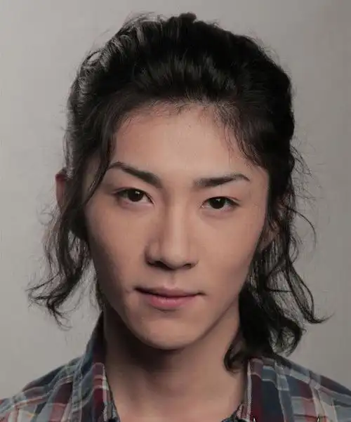 徐霆飞,《铠甲勇士刑天》中的角色,飞影铠甲的召唤者,可变身为铠甲