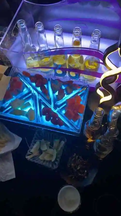 kika party 酒吧-"几年前都是在酒吧一条街过年轻人的夜生活,.