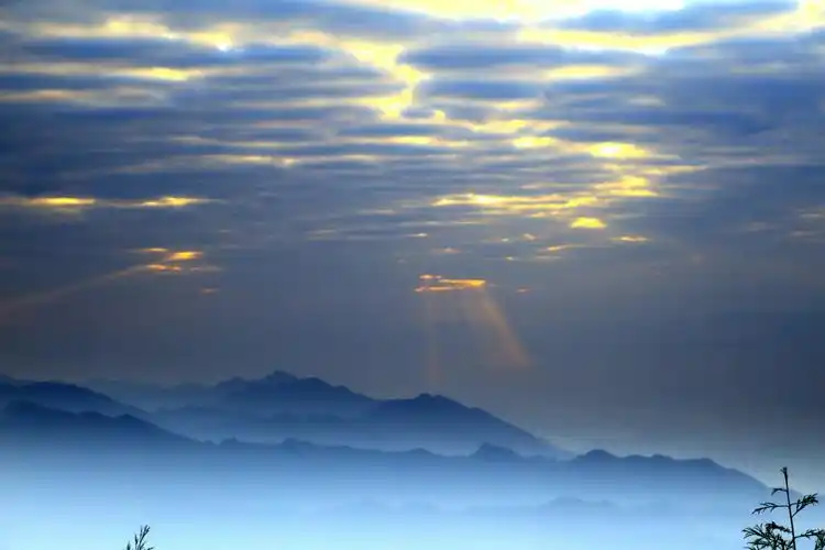 总有一天,你会像这束光一样,冲开桎梏,散发属于自己的光芒,照亮前行的