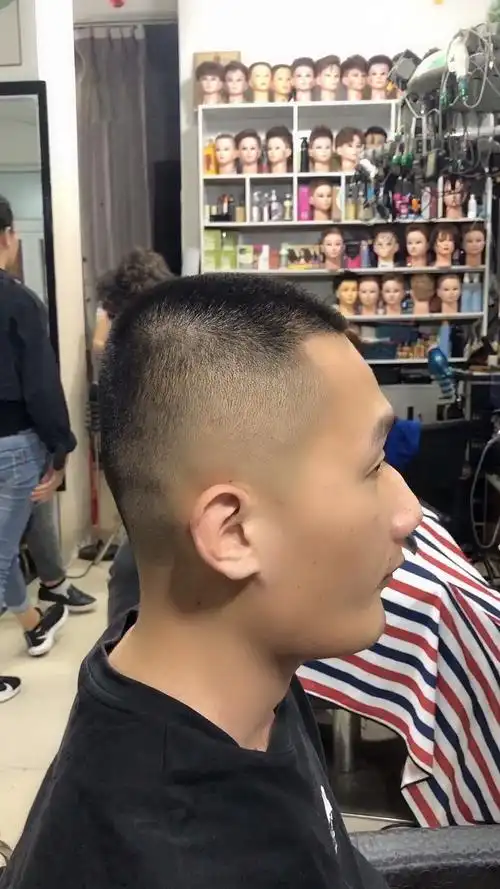 男士美式板寸发型教程