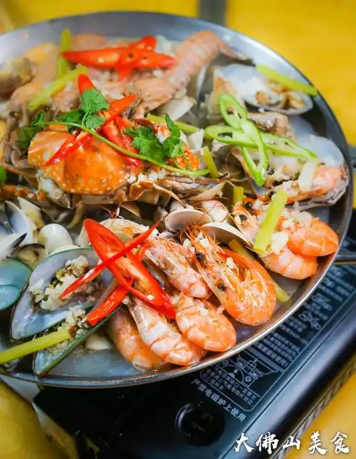 这盘海鲜大杂烩有濑尿虾,沙虾,白贝,花蟹,扇贝,花螺,象拔蚌,青口.