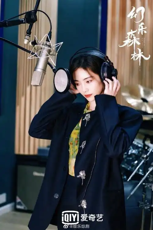 许佳琪幻乐森林新歌录制进行时##许佳琪幻乐森林录音室花絮照