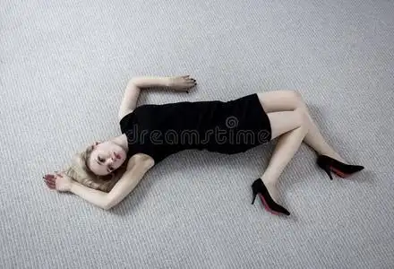 有毒的地面美丽的死去的女人采用黑的衣服ly采用g向指已提到的人地面.