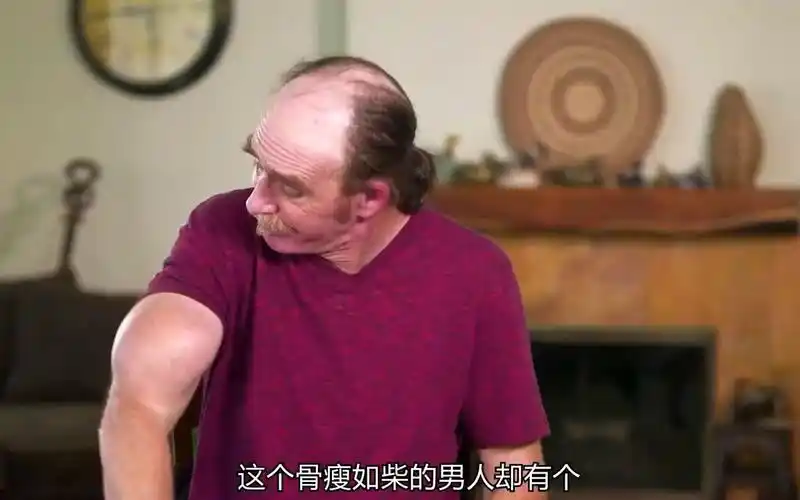 这个骨瘦如柴的男人竟有个强壮的"肱二头肌".