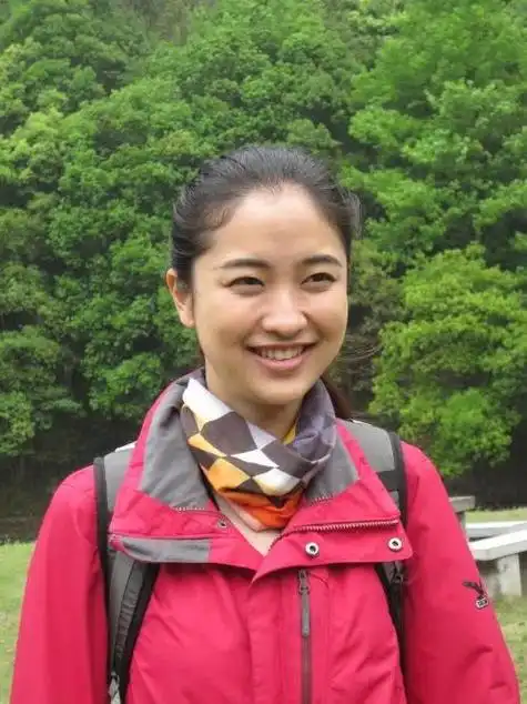 《远方的家》主持人唐天骄美照_唐天骄_远方