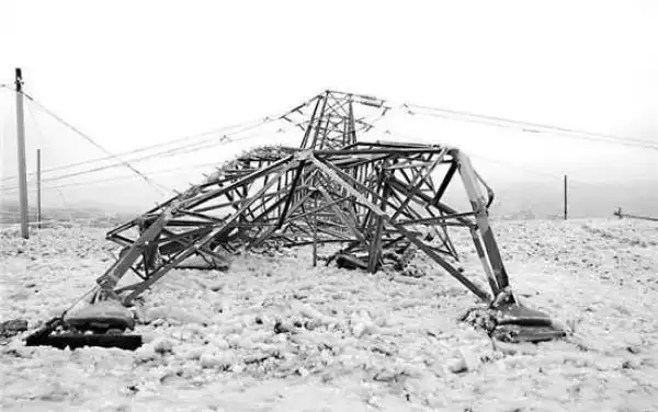 道路受阻,空港关闭,用电告急……线路覆冰,铁塔倒塌,变电站跳闸,一场