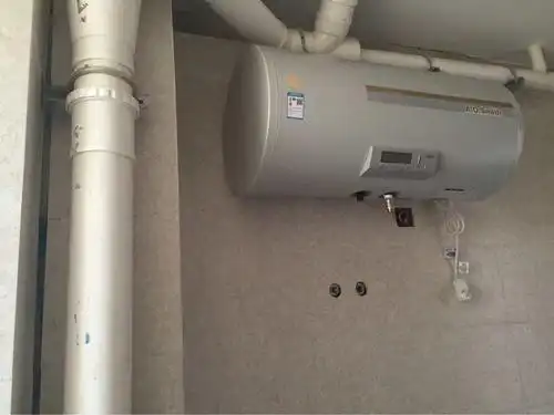 把热水器装好了本来想半包进吊顶里的可是位置不合适做不了