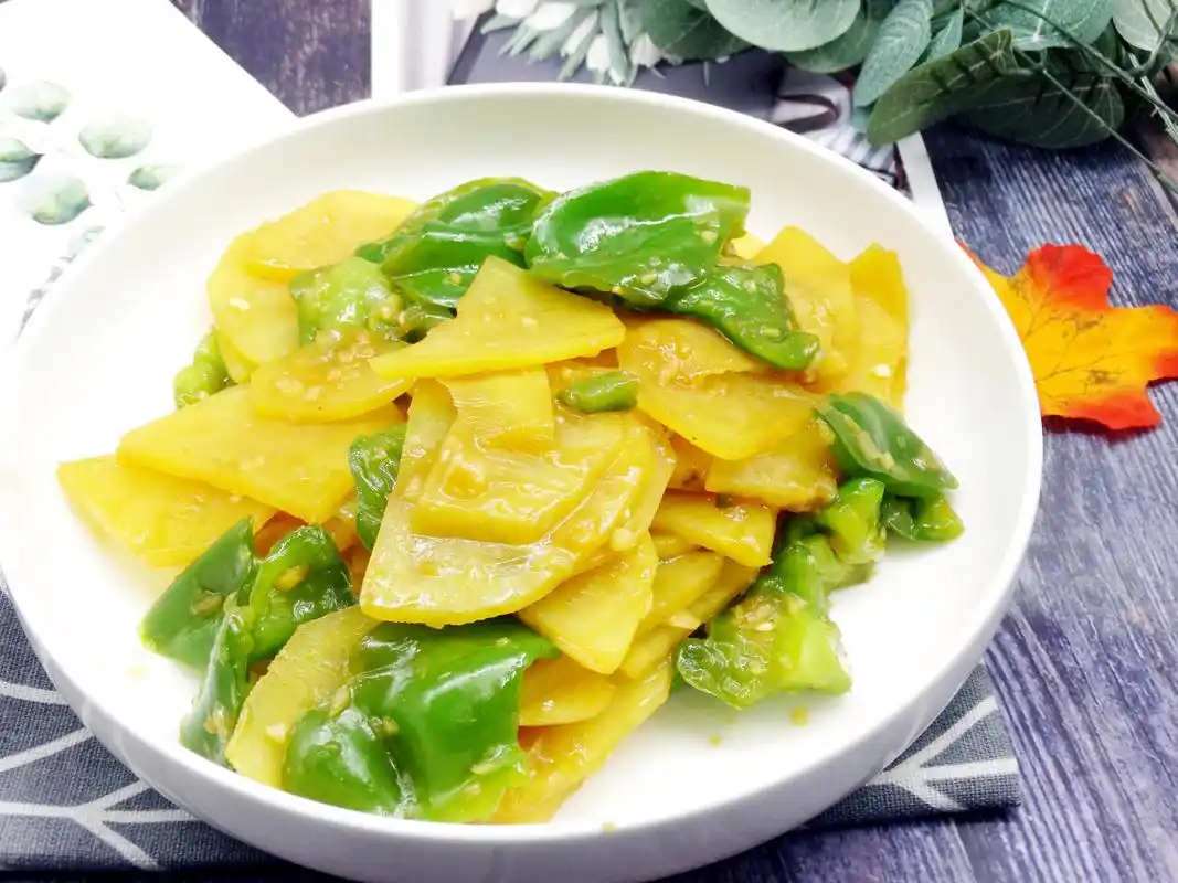 青椒土豆片人人会炒,3瓣大料手撕青椒焖1分钟,才软糯咸香下饭