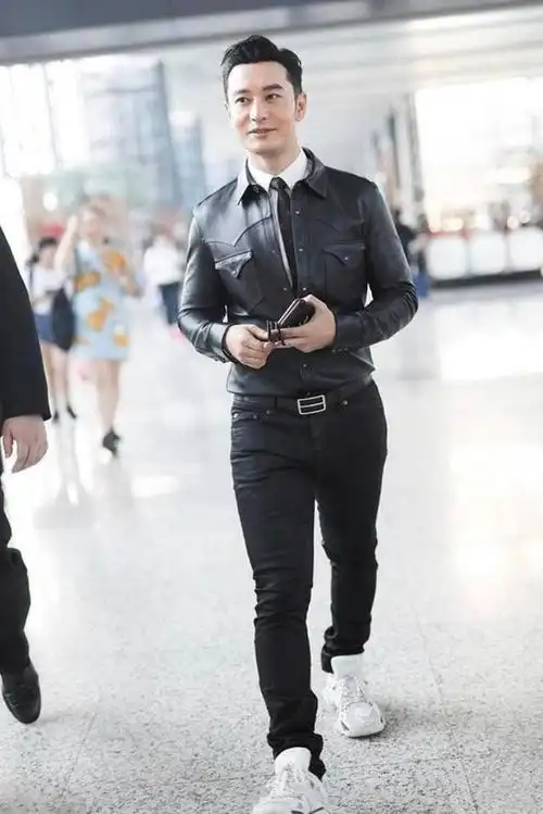 黄晓明机场照曝光帅气十足,身穿白色t恤搭宽松长裤,满满少年感