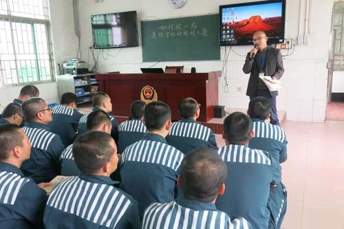 "今天我当班"02记者走进东莞监狱体验"警察讲师"