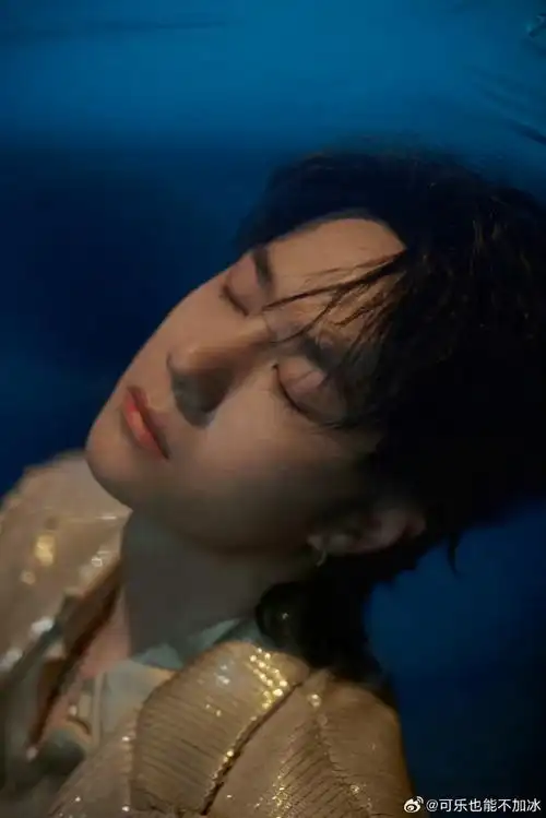 王一博人鱼西装#你们的老公来了,有没有被帅到.