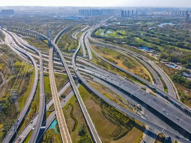 航拍郑州铁路枢纽多条铁路交汇空中俯瞰非常壮观