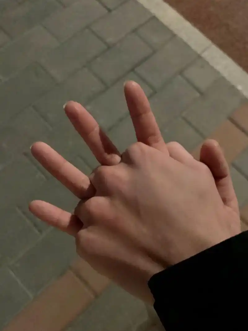 情侣谈恋爱一般几天才牵手 在一起50天了才牵手我们俩都很紧张因为