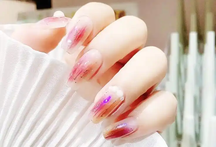 2021最流行彩色渐变晕染显白美甲图