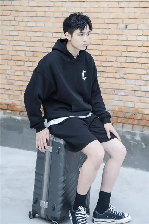 利晴天初秋街拍卫衣短裤造型运动舒适