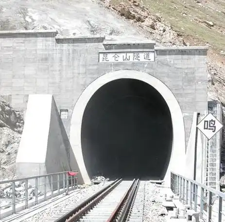 25m,净高5m最长的公路隧道为青藏铁路西