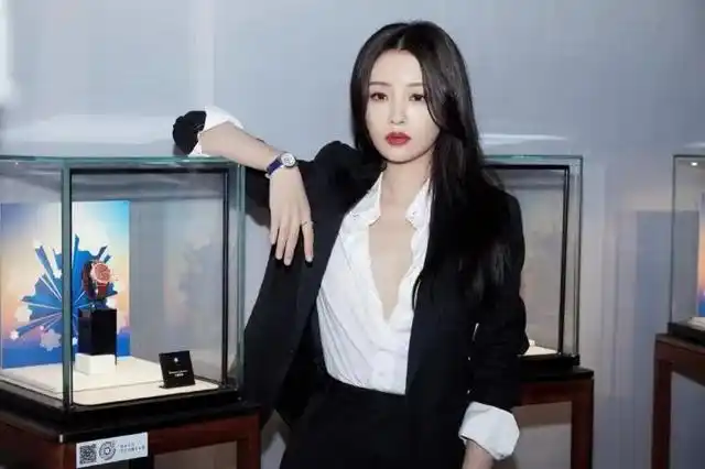 佩服孙怡,穿黑色西服套装搭配白色衬衫,又飒又美,高级大气|西装|白