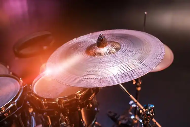 舞台上设置的架子鼓特写设置在舞台上的鼓