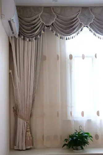 女儿卧房中,高级灰与高级粉的窗帘组合,更有窗幔三色吊坠的点缀,与淡