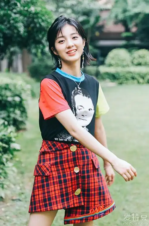 《人不彪悍枉少年》预告片曝光 万鹏亮相晚宴现场_电视剧_爱特豆