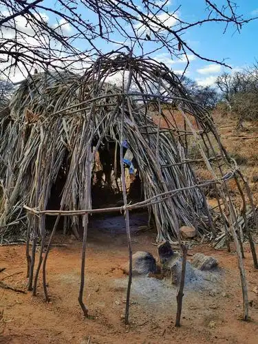 这是他们用树枝和树叶搭建的房子,前面有二块石头是搭柴木烤火用的.