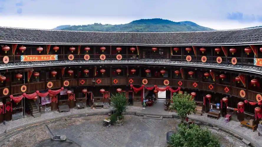 福建土楼与云水谣 写美篇  福建土楼,是以土作墙而建造起来的集体建筑