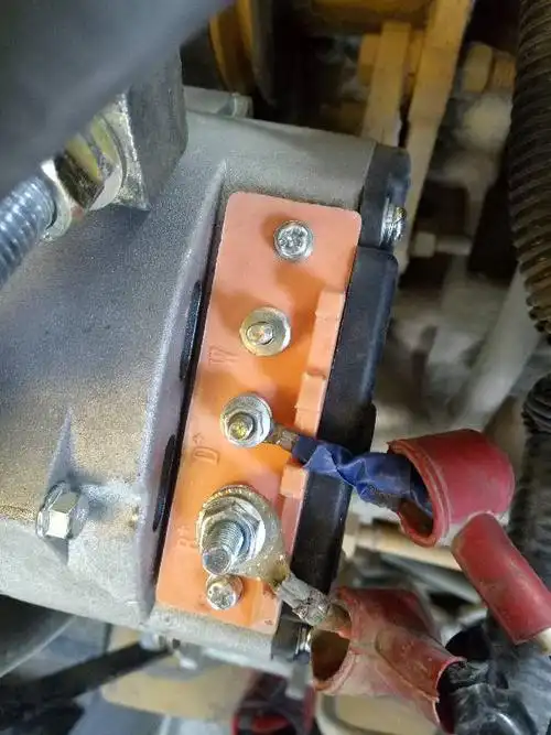 各位大神,发电机怎么接线?急,以前的是四个桩,现在三个,求解