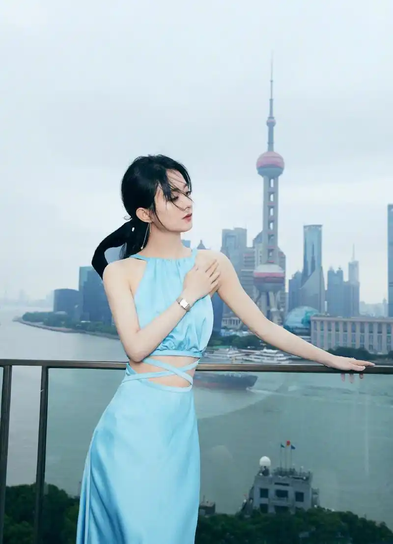 原创赵丽颖复出状态大好,穿一袭浅蓝露腰裙成"腰精",太清新脱俗了