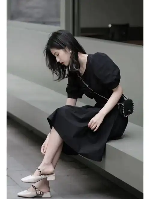 小黑裙搭配什么颜色的鞋子好看